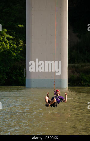 Seil schwingen am Fluss Drau, Festival Lent, Maribor, Slowenien, 27. Juni 2014 Stockfoto