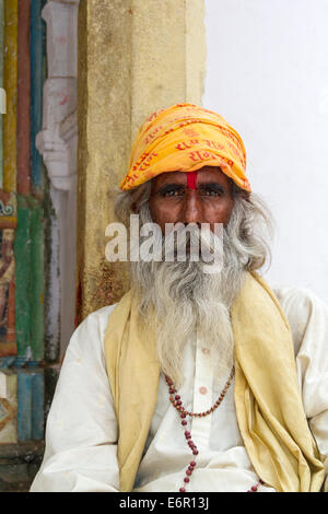 Porträt eines Sadhu und heiligen Indianers mit langem weißem Bart und orangenem Kopfkleid im Jagdish-Tempel in Udaipur, Rajastan, Indien Stockfoto