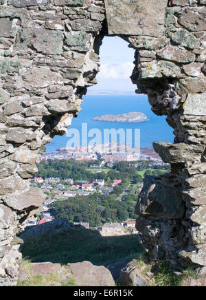 Alte Suche Station auf dem Gipfel des North Berwick rechts framing Craigleith Insel, East Lothian, Schottland, Europa Stockfoto