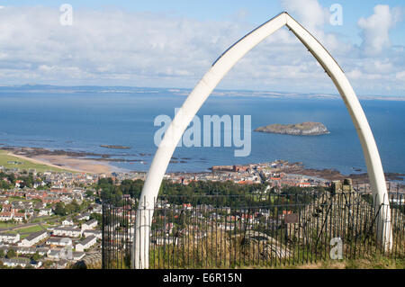 Replikat Walknochen auf dem Gipfel des North Berwick rechts framing Craigleith Insel, East Lothian, Schottland, Europa Stockfoto