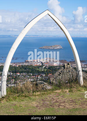 Replikat Walknochen auf dem Gipfel des North Berwick rechts framing Craigleith Insel, East Lothian, Schottland, Europa Stockfoto