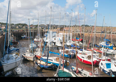 Segelboote in North Berwick Hafen bei Ebbe, East Lothian, Schottland, Europa Stockfoto