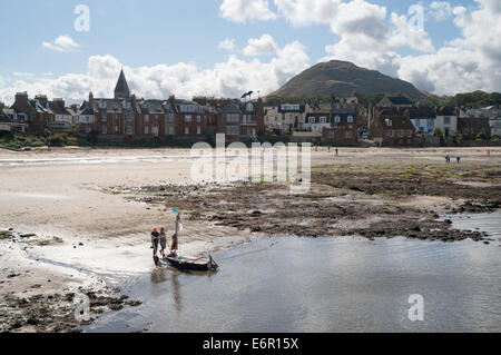 Paar Start kleines Boot North Berwick Bay, East Lothian, Schottland, Europa Stockfoto