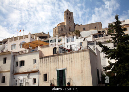 Kathedrale auf dem Hügel über Häuser von Dalt Vila in Ibiza Stockfoto