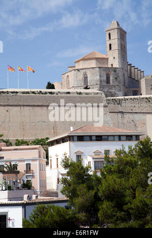 Kathedrale auf dem Hügel über Häuser von Dalt Vila in Ibiza Stockfoto