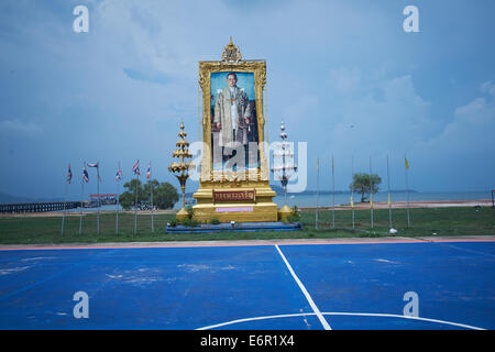 Thailand, Ko Lanta - Portrait des Königs von Thailand Bhumibol Adulyadej in Football pitch auf Ko Lanta old Town. Stockfoto