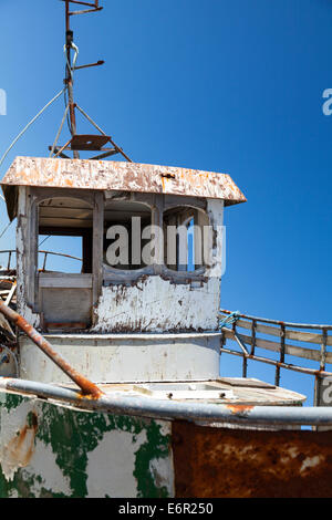 Vertikale details Schuß von verlassenen alten Fischerboot gegen den klaren blauen Himmel im Süden Islands Stockfoto