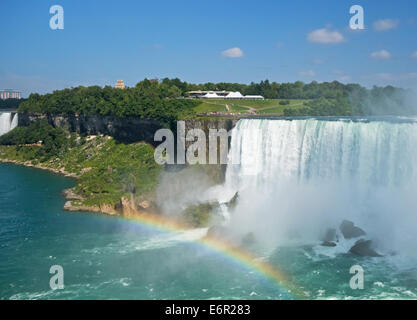 Horseshoe Falls in Niagara Falls mit Regenbogen im Nebel.  Blick vom kanadischen Seite des Parco Besucher auf der amerikanischen Seite. Stockfoto