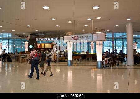 Restaurants und Essen am Toronto Pearson International Airport.  Swiss Chalet und Starbucks im Flughafen terminal 1. Stockfoto
