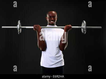Afrikanische glücklich arbeiten mit Langhantel Stockfoto