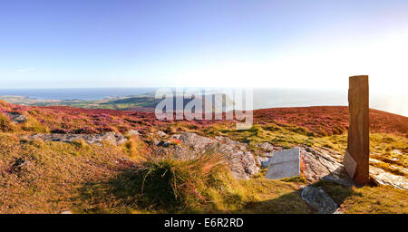 Panorama von South Isle Of Man mit Keltenkreuz - Blick vom Cronk ny Arrey Laa mit blühenden Heidekraut Stockfoto