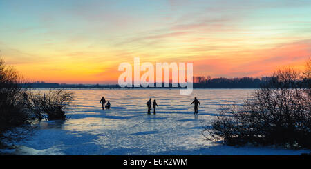 Eislaufen auf dem See Dümmer, Dümmerlohhausen, Landkreis Diepholz, Niedersachsen, Deutschland Stockfoto