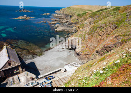 Die stillgelegten Lizard Point-Rettungsstation in Polpeor Bucht von der South West Coast Fußweg Cornwall England UK Stockfoto