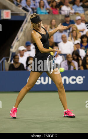 Flushing Meadows, New York, USA. 25. August 2014. Maria Sharapova (RUS) in Aktion gegen Maria Kirilenko (RUS) bei Tag1 der USA Stockfoto