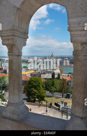 Blick durch die Bögen des Fischers Bastion Budapest Ungarn Stockfoto