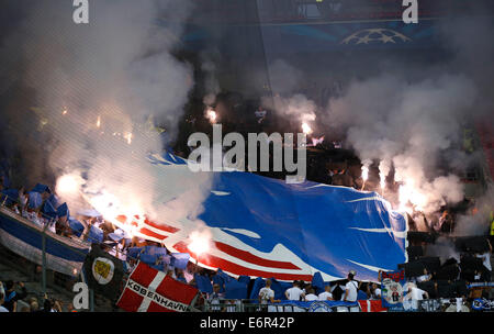 Fans von Kopenhagen mit dem bengalischen Feuer in den Play-offs der Champions-League-match zwischen Bayer 04 Leverkusen und FC Kopenhagen, Bayarena in Leverkusen am 27. August., 2013. Stockfoto