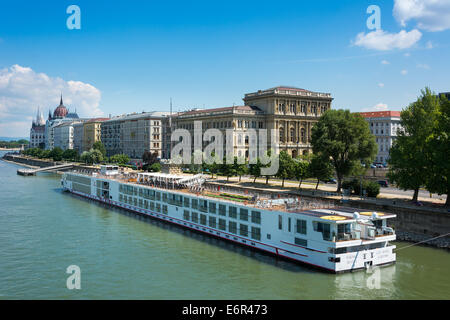 Blick entlang der Donau mit Viking Cruise Schiff und Parlament Budapest Stockfoto