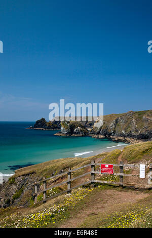 Geschlossene Wanderweg und Warnzeichen Pentreath Beach auf der Lizard Halbinsel in Cornwall, England, UK Stockfoto