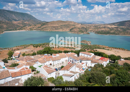 Ansichten von Zahara – El Gastor Reservoir von Zahara De La Sierra Town, Cádiz, Andalusien, Spanien Stockfoto