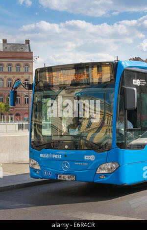 Budapest moderne emissionsarmen Bus von Mercedes-Benz Stockfoto