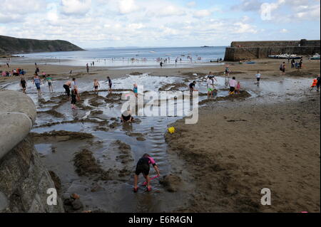 Urlauber am Strand von Gorran Haven in Cornwall, Großbritannien Stockfoto