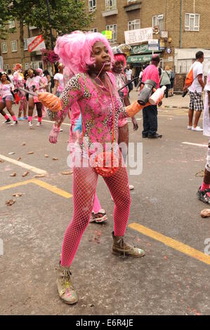 junge schwarze Frauen verkleidet in Nottinghill Carnival Familie Tag London Stockfoto