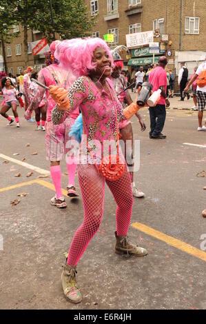 junge schwarze Frauen verkleidet in Nottinghill Carnival Familie Tag London Stockfoto