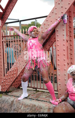 Junge schwarze Frauen posieren auf eine Brücke bei Nottinghill Carnival Familientag Stockfoto