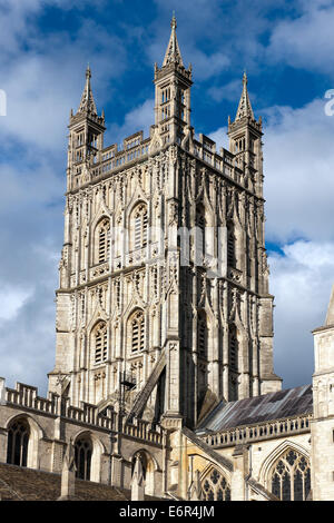 Cathedral Church of St. Peter und der Heiligen und unteilbaren Dreifaltigkeit - Blick auf Tower. Stockfoto