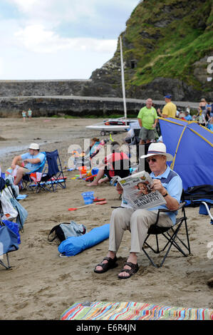 Urlauber am Strand von Gorran Haven in Cornwall, Großbritannien Stockfoto