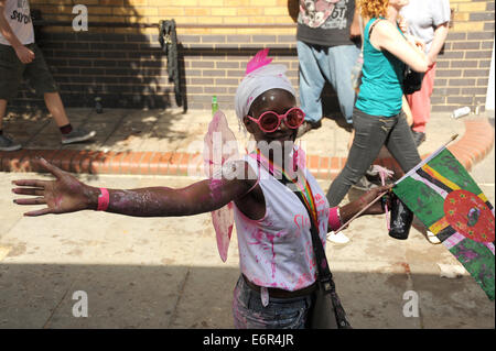 Young Black Girl die Karibik Flagge am Familientag in Nottinghill Carnival Stockfoto