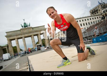 Berlin, Deutschland. 29. August 2014. Deutsche lange-Jumper Christian Reif stellt im Rahmen einer Pressekonferenz für die Leichtathletik-Wettbewerb "Berliner Ehrung!" (Berlin fliegt!) am Brandenburger Tor in Berlin, Deutschland, 29. August 2014. Ehrung in Berlin! findet statt am 30 Augsut am Pariser Platz. Foto: DANIEL NAUPOLD/Dpa/Alamy Live News Stockfoto