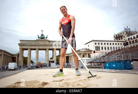 Berlin, Deutschland. 29. August 2014. Deutsche lange-Jumper Christian Reif stellt im Rahmen einer Pressekonferenz für die Leichtathletik-Wettbewerb "Berliner Ehrung!" (Berlin fliegt!) am Brandenburger Tor in Berlin, Deutschland, 29. August 2014. Ehrung in Berlin! findet statt am 30 Augsut am Pariser Platz. Foto: DANIEL NAUPOLD/Dpa/Alamy Live News Stockfoto