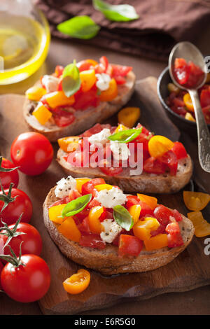 Italienische Bruschetta mit Tomaten-Knoblauch-Olivenöl Stockfoto