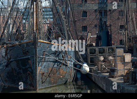 Alten Windjammer vertäut am Kai neben dem National Waterways Museum Gloucester Docks, Gloucester, England, UK. Stockfoto