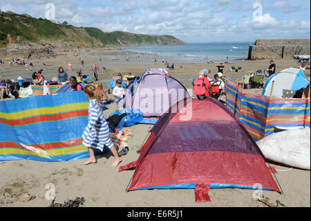 Urlauber am Strand von Gorran Haven in Cornwall, Großbritannien Stockfoto