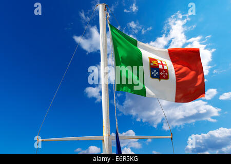 Italienischen nautischen Flagge auf blauem Himmel Stockfoto