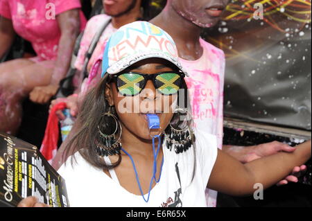 Junge Dame in Notting Hill Karneval Sonnenbrille mit der jamaikanische Flagge Stockfoto