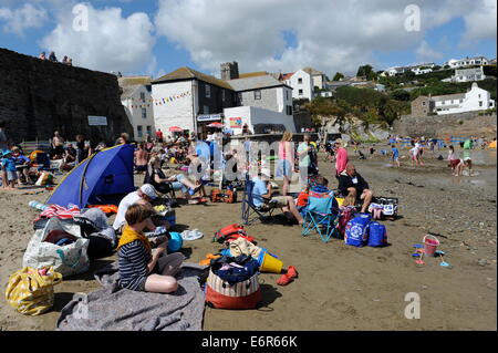 Urlauber am Strand von Gorran Haven in Cornwall, Großbritannien Stockfoto