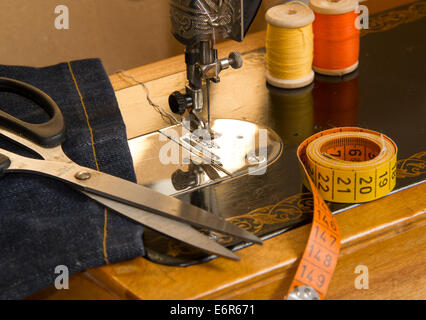 Nähmaschine und Materialeinzelstück Kleidung Stockfoto