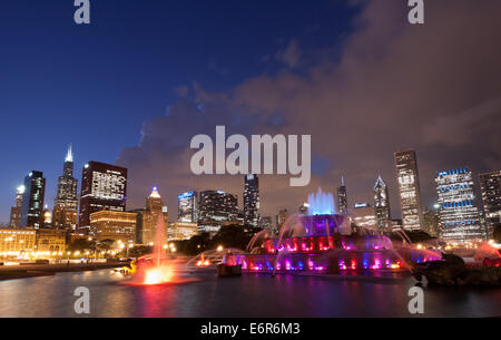 Eine Nachtansicht von Buckingham Fountain und der Skyline von Chicago.  Grant Park, Chicago, Illinois. Stockfoto