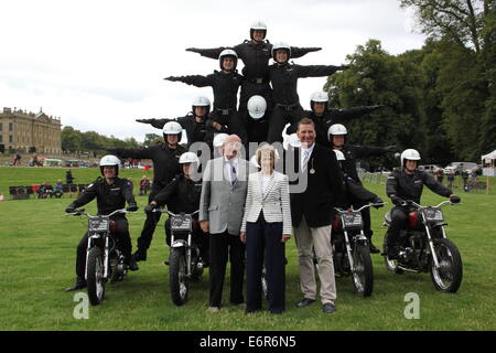 Peak District, Derbyshire, UK.  29. August 2014.  Drücken Sie anrufen: The Royal Signale weiße Helme Motorrad Display Team bei der Chatsworth Country Fair, veranstaltet von der Herzog und die Herzogin von Devonshire (vorne links und rechts), in die Parklandschaft rund um das Herrenhaus Derbyshire durchführen.  Viermal Olympiasieger dient Sir Matthew Pinsent CBE (vorne rechts) als Fair Präsident des Landes an der diesjährigen Veranstaltung, die bis zum 31. August Sonntag läuft. Bildnachweis: Matthew Taylor/Alamy Live-Nachrichten Stockfoto