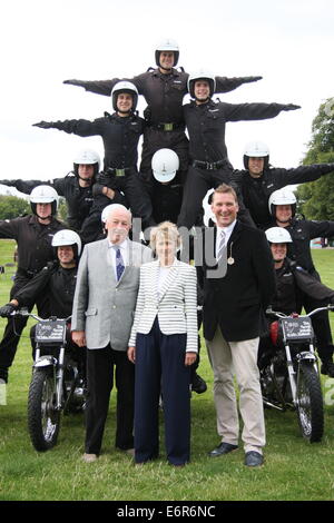 Peak District, Derbyshire, UK.  29. August 2014.  Drücken Sie anrufen: The Royal Signale weiße Helme Motorrad Display Team bei der Chatsworth Country Fair, veranstaltet von der Herzog und die Herzogin von Devonshire (vorne links und rechts), in die Parklandschaft rund um das Herrenhaus Derbyshire durchführen.  Viermal Olympiasieger dient Sir Matthew Pinsent CBE (vorne rechts) als Fair Präsident des Landes an der diesjährigen Veranstaltung, die bis zum 31. August Sonntag läuft. Bildnachweis: Matthew Taylor/Alamy Live-Nachrichten Stockfoto