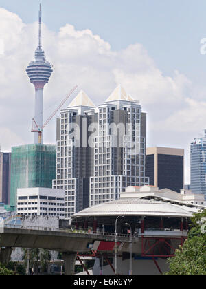 Skyline von Kuala Lumpur mit einer Stadtbahn-Station im Vordergrund und dort Menara Kuala Lumpur Tower im Hintergrund. Stockfoto
