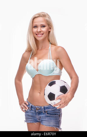 Schöne junge Frau mit Fußball Stockfoto