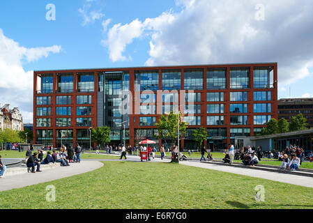 Um Piccadilly Gardens Manchester Sommer an einem sonnigen Tag, North West England, UK Stockfoto