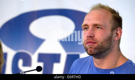 Berlin, Deutschland. 29. August 2014. Die deutschen Diskuswerfer Robert Harting ist während einer ISTAF-Pressekonferenz in Berlin, Deutschland, 29. August 2014 abgebildet. Am 31. August 2014 statt die 73. ISTAF-Stadion-Festival findet im Olympiastadion in Berlin. Foto: Rainer Jensen/Dpa/Alamy Live-Nachrichten Stockfoto