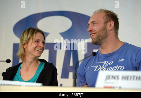 Berlin, Deutschland. 29. August 2014. Die deutschen Diskuswerfer Robert Harting und Antje Moeldner-Schmidt, deutsche European Champion 2014 in 3000 Meter Hindernis-Parcours sind während einer ISTAF-Pressekonferenz in Berlin, Deutschland, 29. August 2014 abgebildet. Am 31. August 2014 statt die 73. ISTAF-Stadion-Festival findet im Olympiastadion in Berlin. Foto: Rainer Jensen/Dpa/Alamy Live-Nachrichten Stockfoto