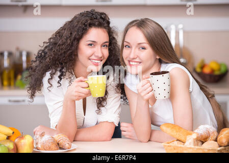 Glückliche Frauen mit den Morgen Tassen Tee Stockfoto