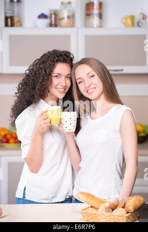 Junge Frauen mit dem Morgen Tassen Tee Stockfoto